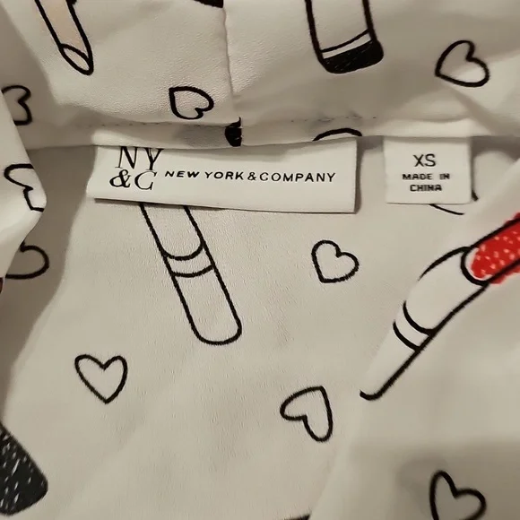 New York & Company White Lipstick Print Blouse - Picture 3 of 5